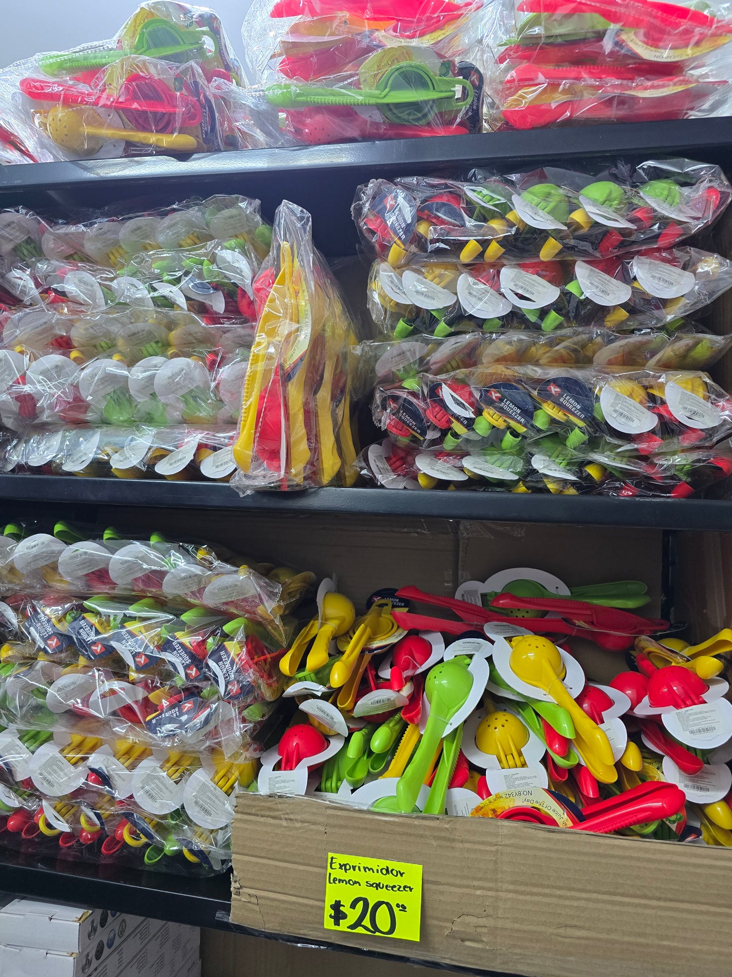 Exprimidor de plastico para limones